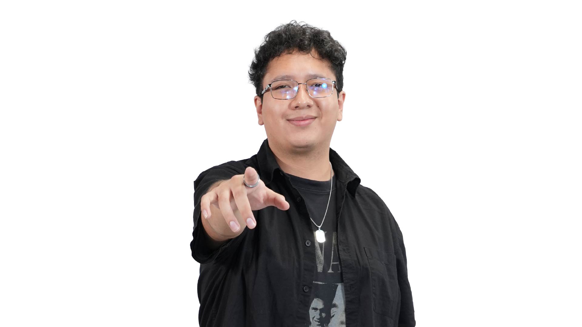 Joven con actitud entusiasta señalando hacia el frente, invitando al usuario a interactuar con el contenido de TP.