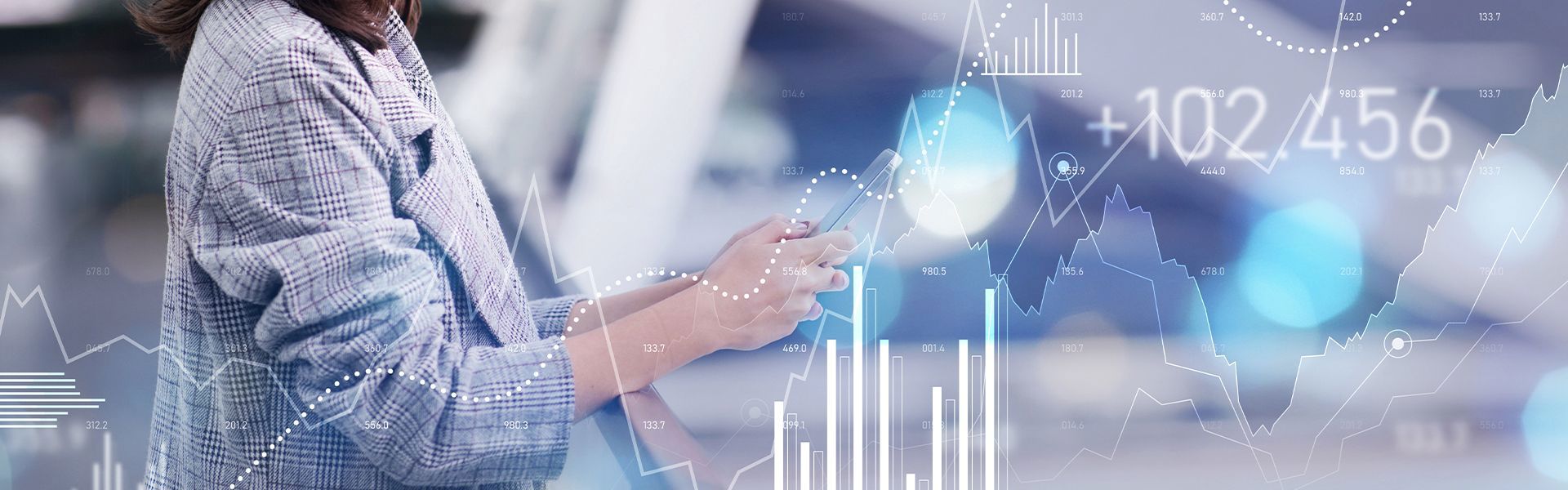 一个穿西装的女性拿着手机