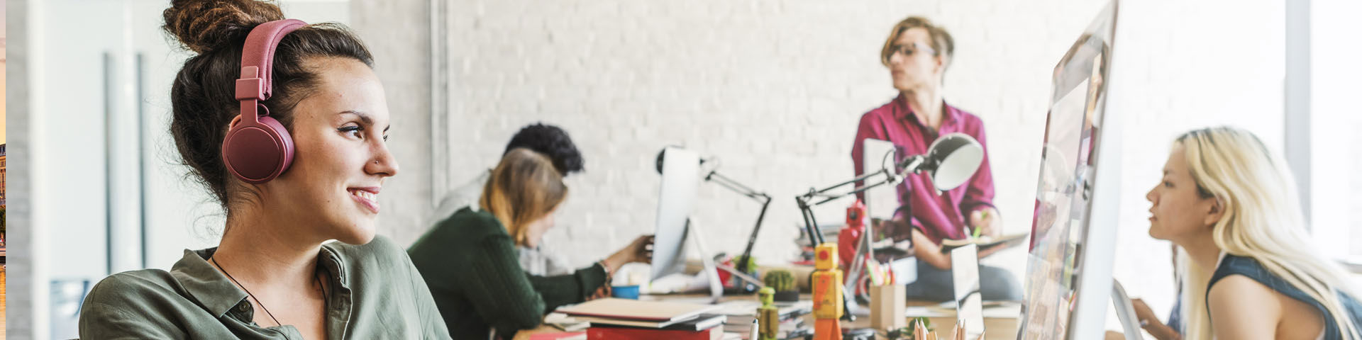 Femme au bureau avec un casque