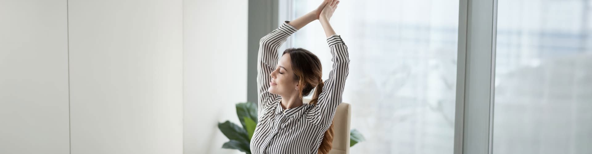 Mujer realizando pausas activas