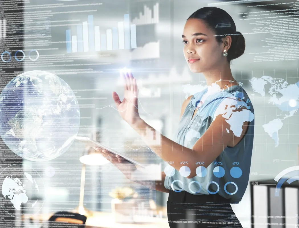 一个女生站在透明的屏幕前看数据