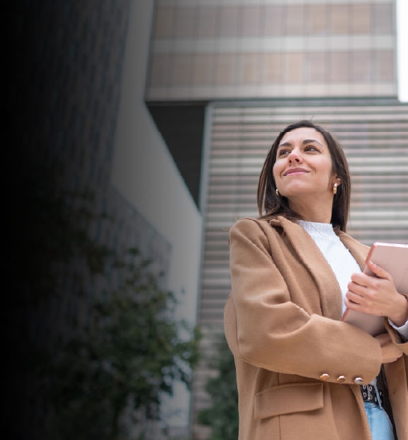Mujer trabajando como Social Media Expert