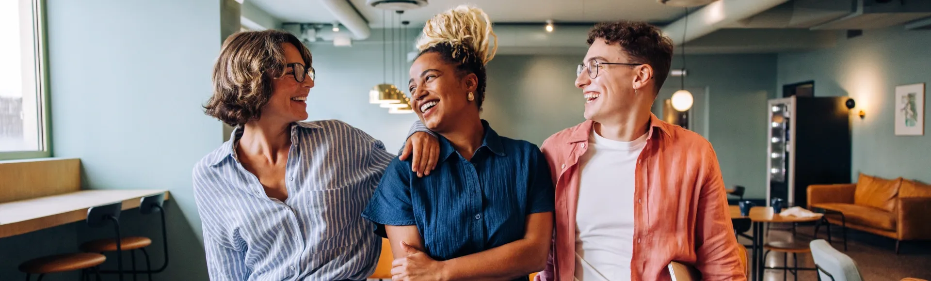 Colleghi che trascorrono insieme un momento piacevole.