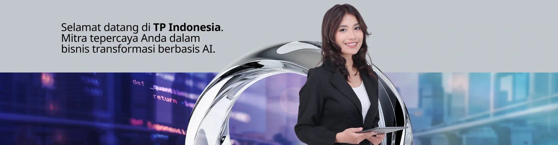 Wanita memegang ponsel dengan spanduk yang menyambut TP di Indonesia, menyoroti transformasi digital berbasis AI.