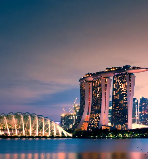 Sunset sky showcasing Singapore’s modern skyline and architecture.