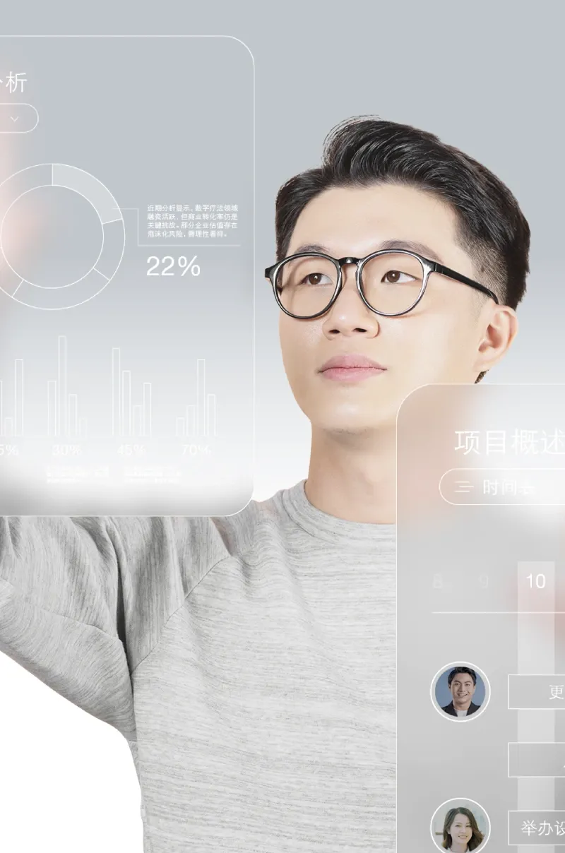 一个男人戴着眼镜穿着卫衣指着屏幕