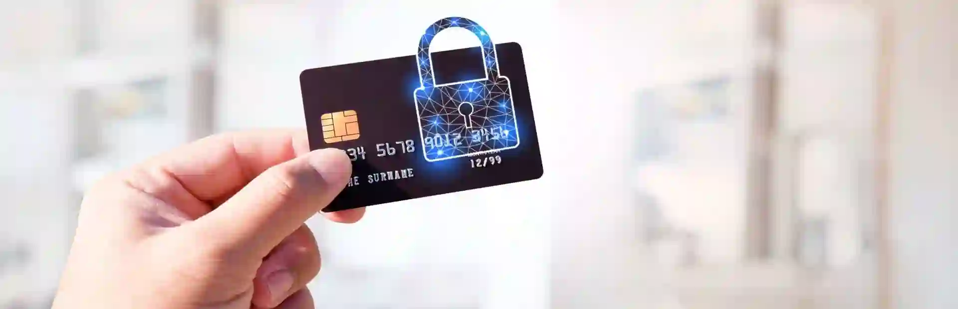 クレジットカードを南京錠で保護して持つ人、TPの銀行詐欺防止に関するブログを表しています。