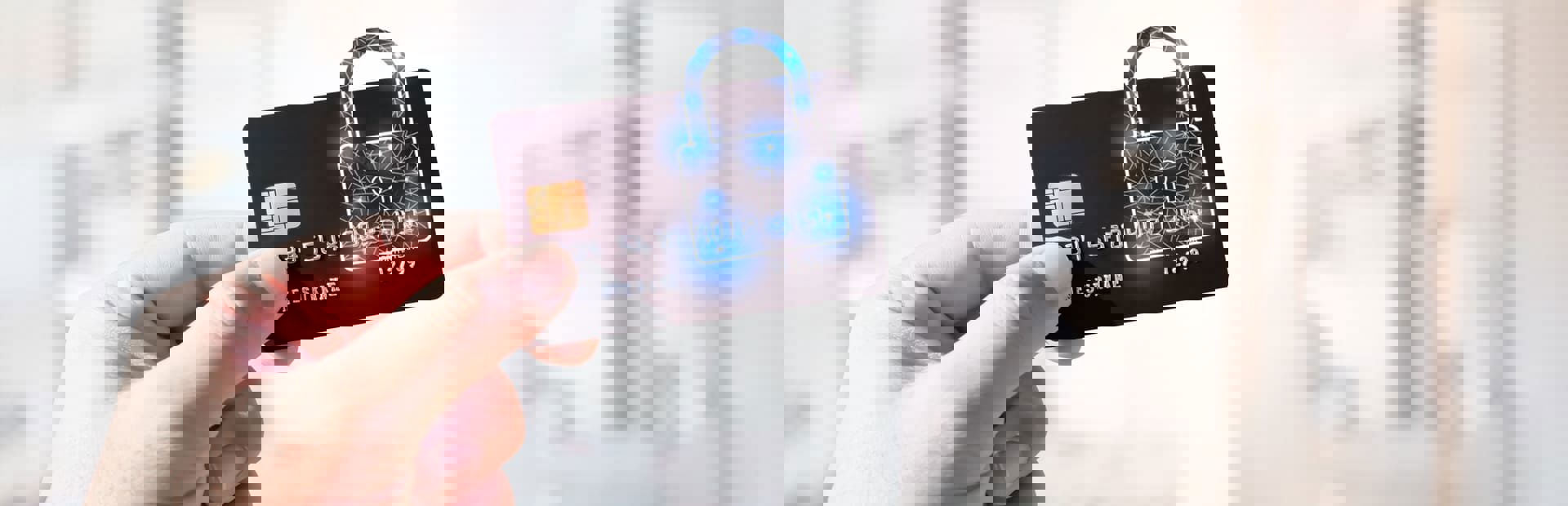 クレジットカードを南京錠で保護して持つ人、TPの銀行詐欺防止に関するブログを表しています。