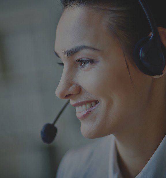 Leende kvinna med headset i profil