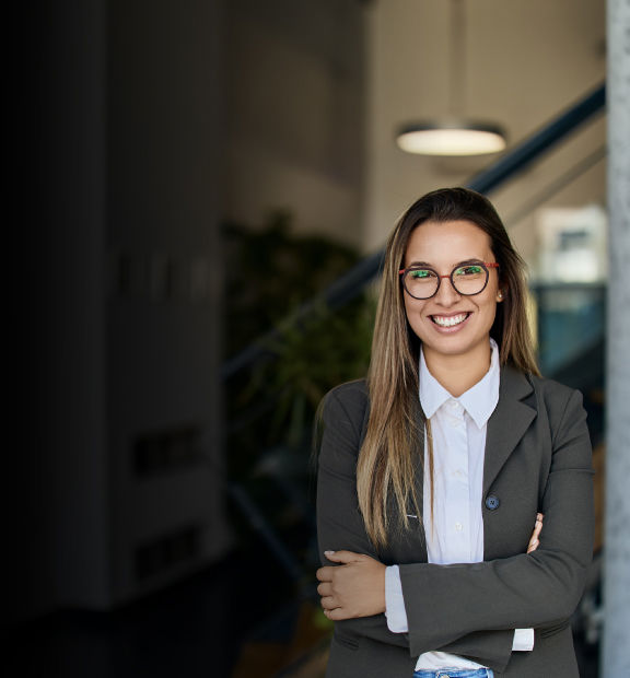 Profesional trabajando en un entorno de trabajo moderno.