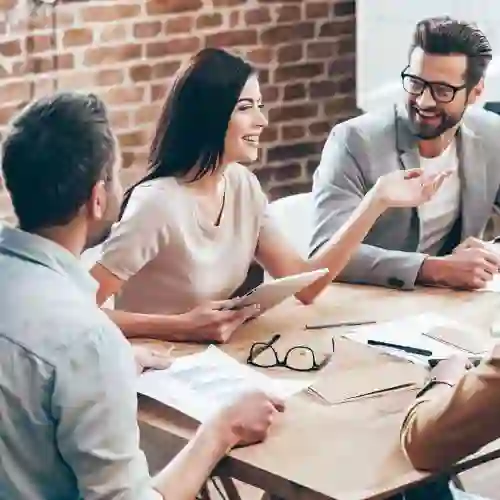 Woman leadin a team meeting 