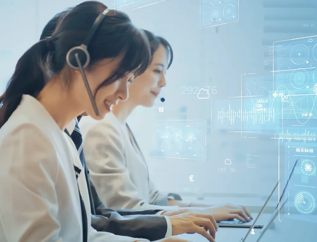 两个女性客服正在工作