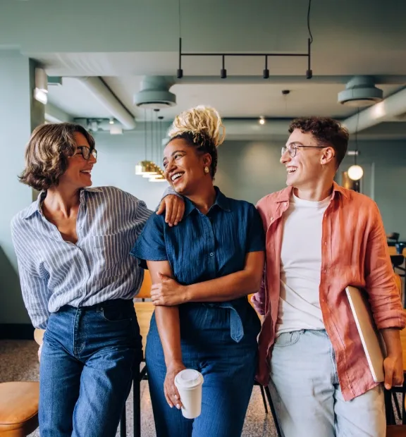 Colleghi che trascorrono insieme un momento piacevole.