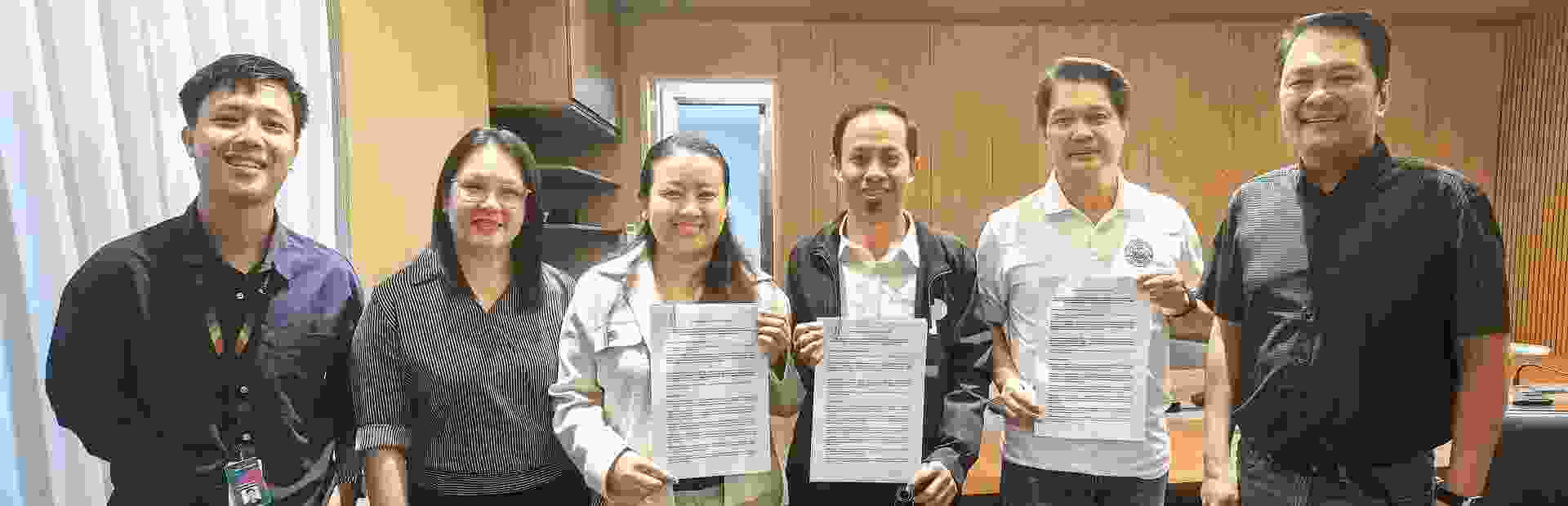 Marketing Specialist Jenelle Alvarez, Recruitment Assistant Manager Cherry Delamar, Site Director Maria Jesusa Gemarino, Marketing Senior Manager Levi Trio along with Bacolod Congressman Alfred Abelardo Benitez, and Mayor-Elect Congressman Greg Gasataya sign a MOA implementing a TESDA-accredited curriculum for BPO near-hires. 