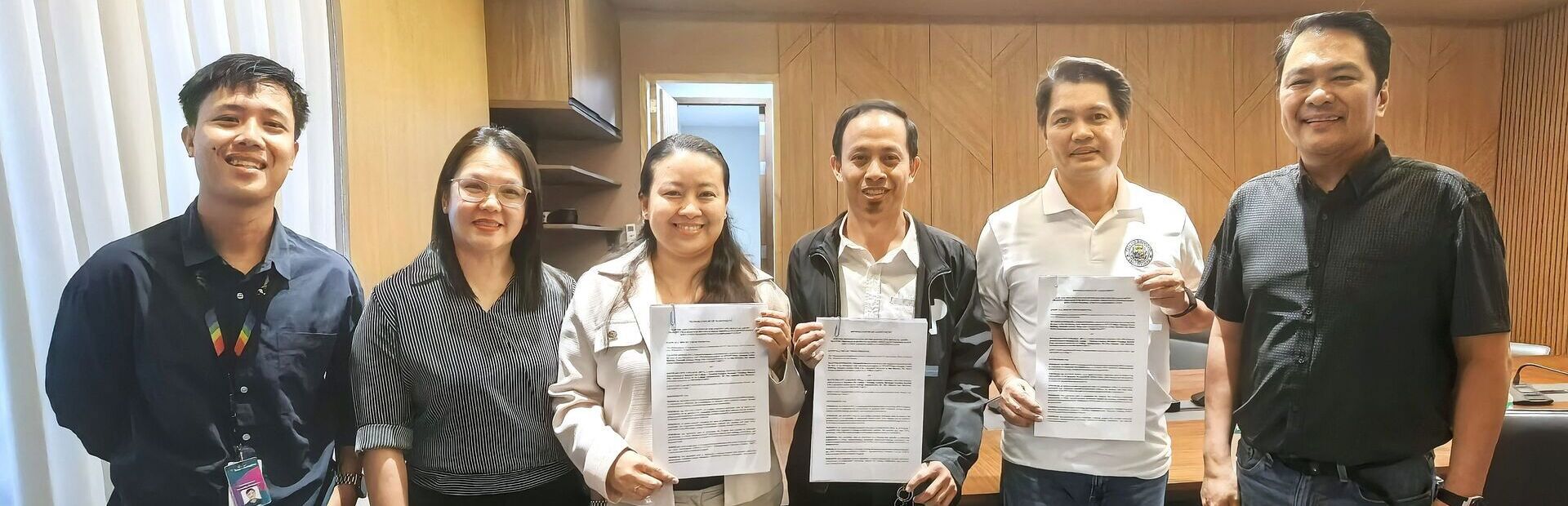 Marketing Specialist Jenelle Alvarez, Recruitment Assistant Manager Cherry Delamar, Site Director Maria Jesusa Gemarino, Marketing Senior Manager Levi Trio along with Bacolod Congressman Alfred Abelardo Benitez, and Mayor-Elect Congressman Greg Gasataya sign a MOA implementing a TESDA-accredited curriculum for BPO near-hires. 