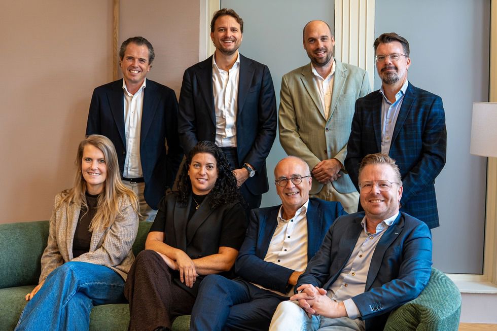 Teams van TP en Het Juridisch Loket poseren samen na het verlengen van hun samenwerking.
