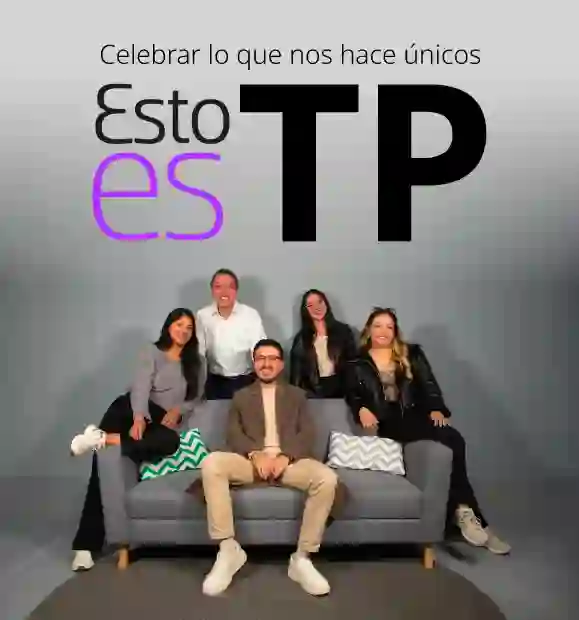Seis compañeros sonrientes sentados en un sofá con el texto "Celebrar lo que nos hace únicos. Esto es TP".