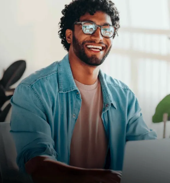 MAn working on his laptop