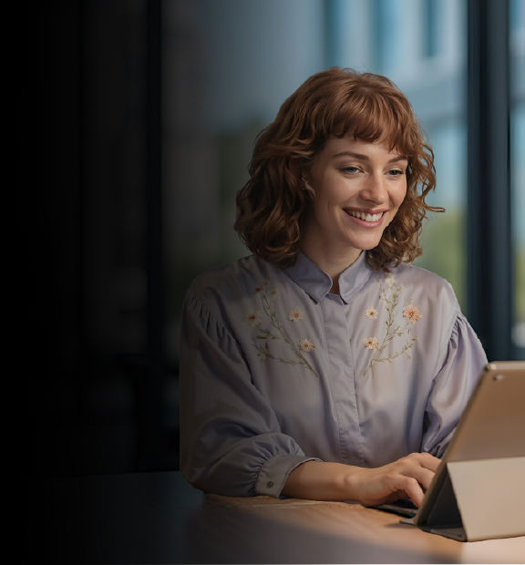 Mujer joven trabajando en laptop para convocatorias bilingües - work from home