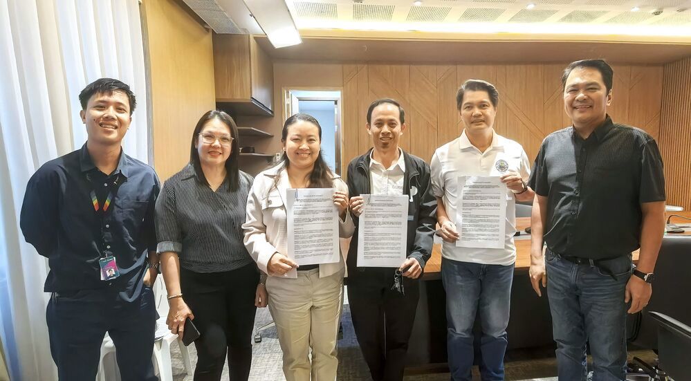 Marketing Specialist Jenelle Alvarez, Recruitment Assistant Manager Cherry Delamar, Site Director Maria Jesusa Gemarino, Marketing Senior Manager Levi Trio along with Bacolod Congressman Alfred Abelardo Benitez, and Mayor-Elect Congressman Greg Gasataya sign a MOA implementing a TESDA-accredited curriculum for BPO near-hires. 