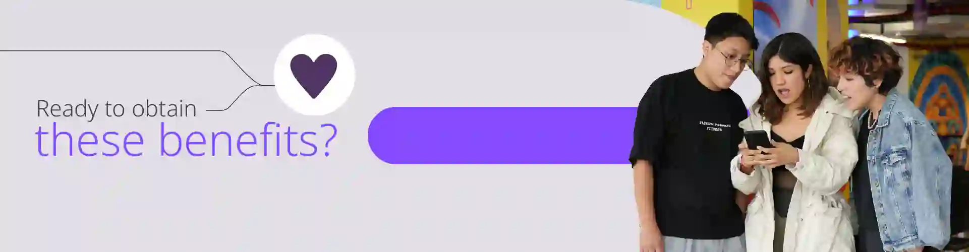 Tres personas miran un teléfono juntas, una de ellas sosteniéndolo, en un entorno interior colorido. El texto dice: "¿listo para obtener estos beneficios?" con un símbolo de corazón morado cerca.