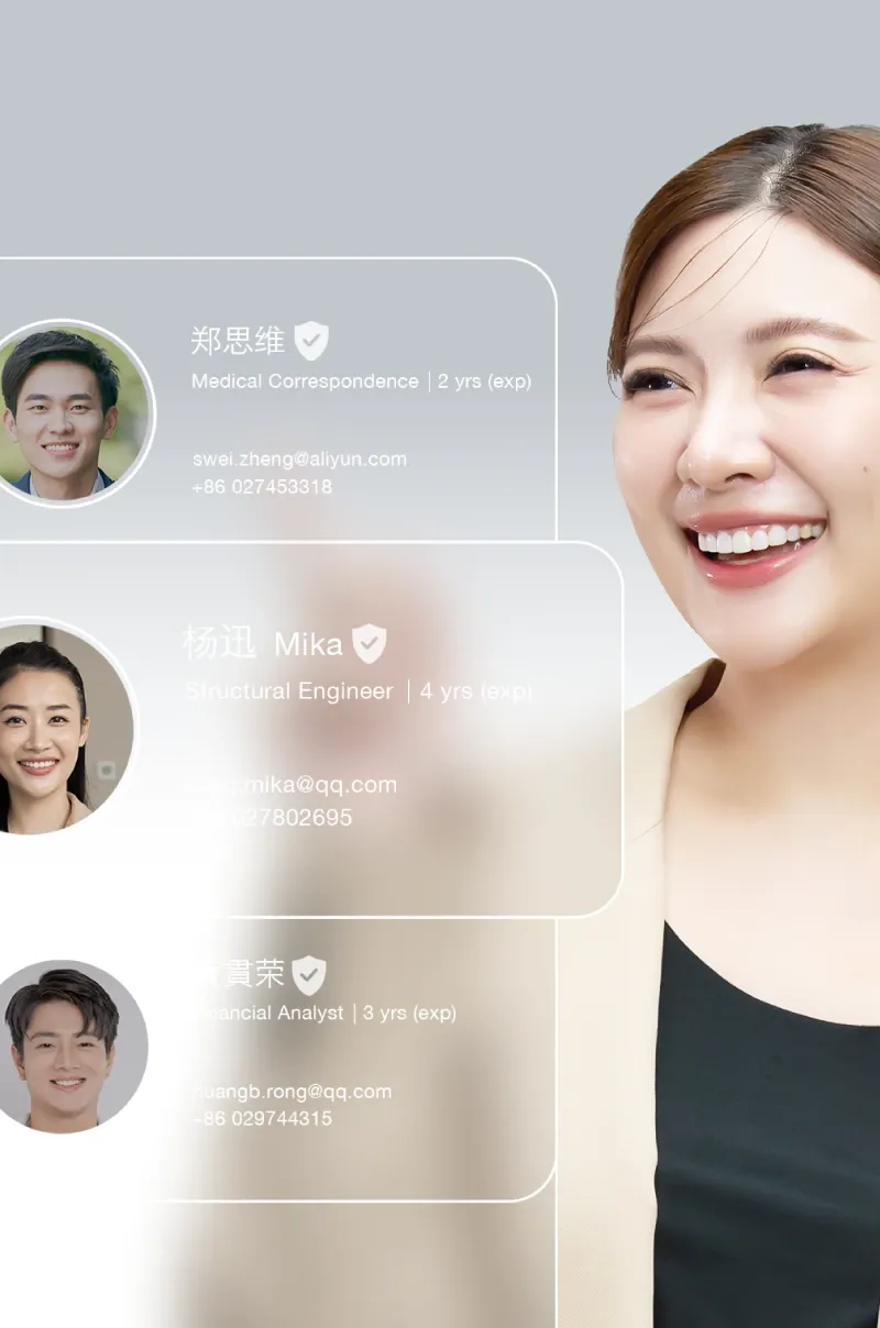 一个女生看着通讯录笑得很开心