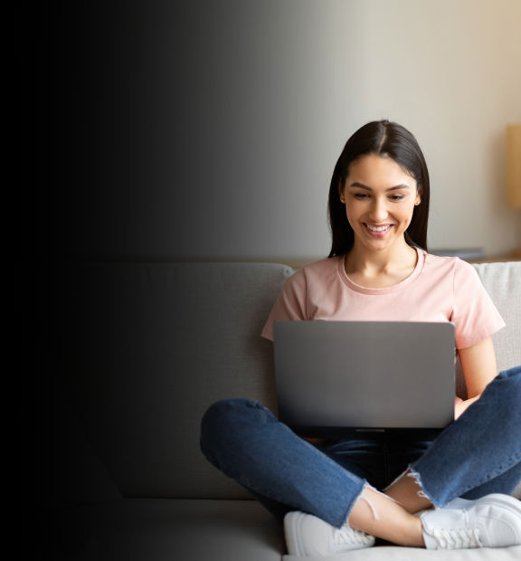 Mujer sentada usando un portátil en un entorno laboral en TP