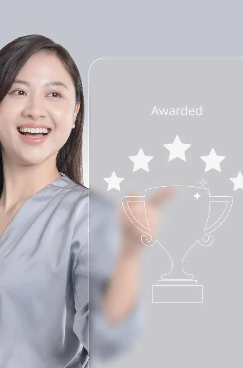 一个长发女生穿着丝绸衣服微笑