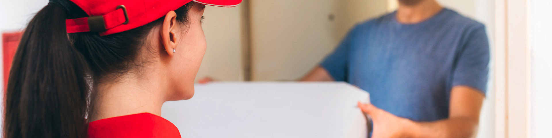 Livreur effectuant une livraison à domicile