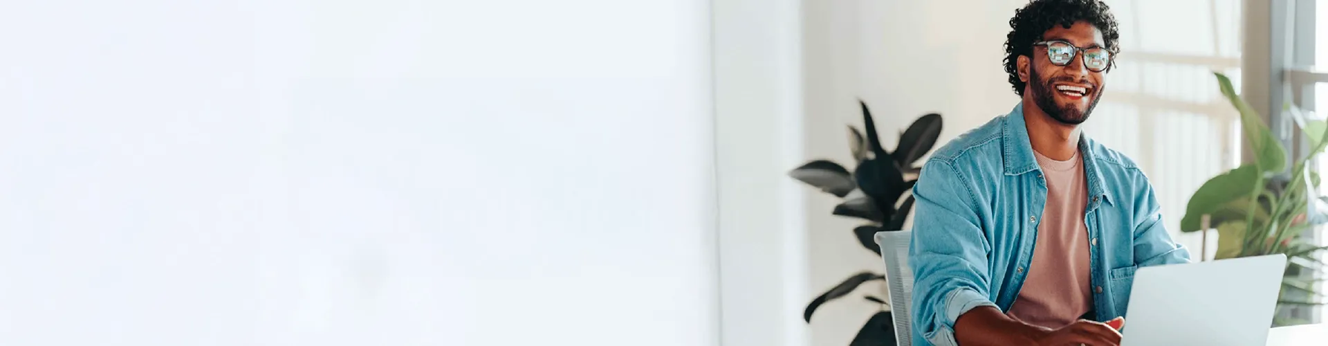 MAn working on his laptop