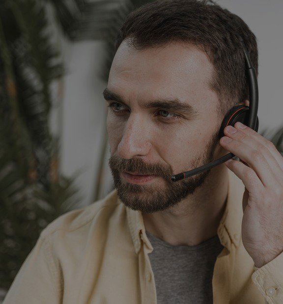 Man med headset, palm i bakgrunden