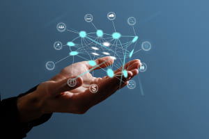 Eine Person führt eine gewagte Feuerspuck-Nummer auf, stößt Flammen aus ihrem Mund und ist von Dunkelheit umgeben, die den dramatischen Effekt des Feuers hervorhebt.