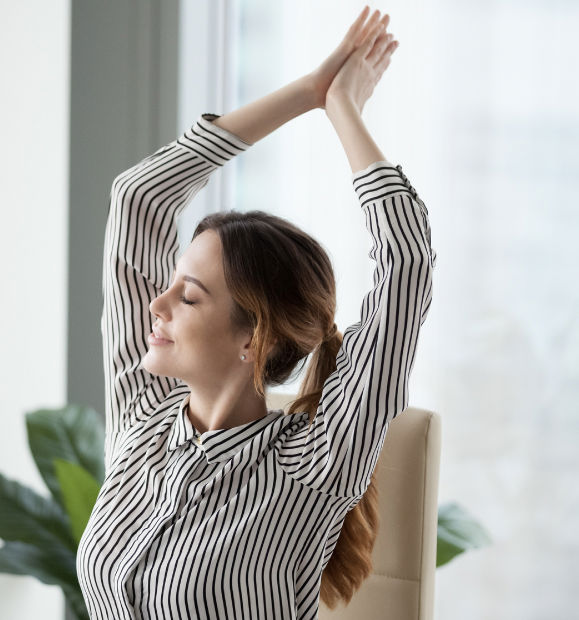 Mujer realizando pausas activas