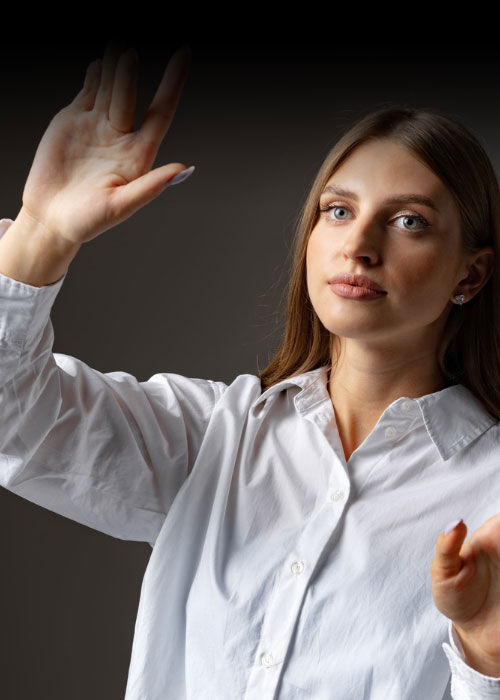 Ekrana dokunarak etkileşimde bulunan odaklı kadın, TP’nin yapay zekâ hizmetlerini gösteriyor.