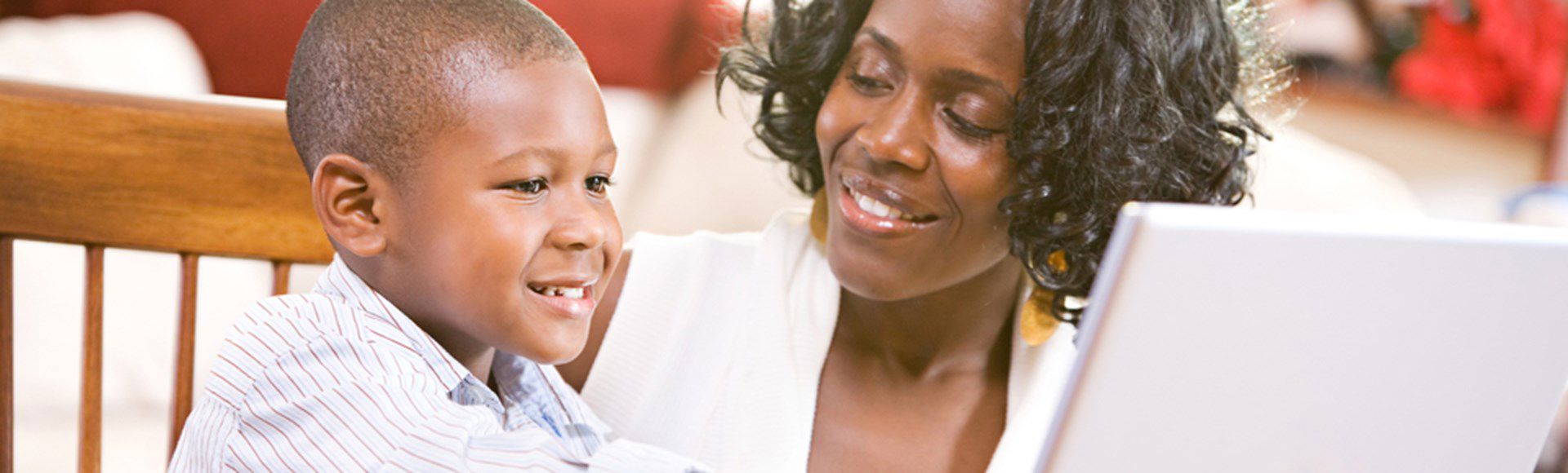 O ChatGPT disse:  Mother and child sitting at a computer