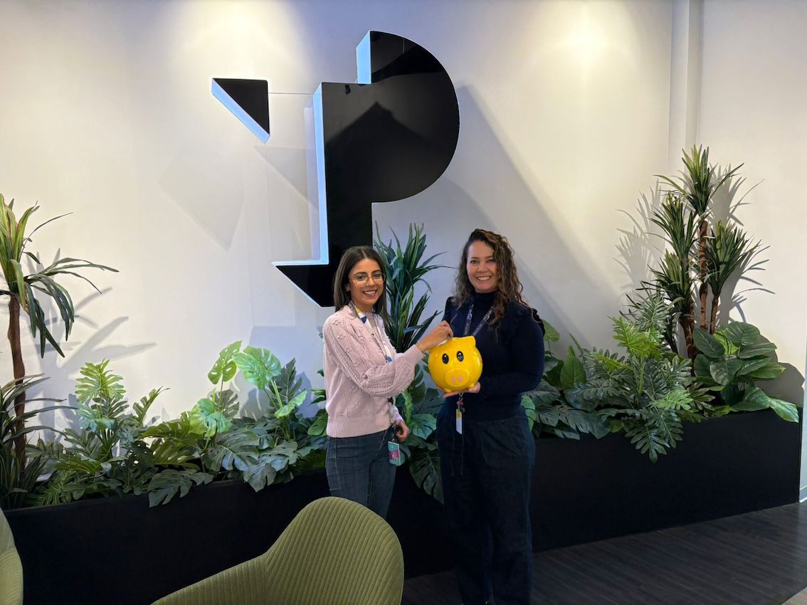 Personal de TP con el cochinito de Teletón en una actividad de recaudación solidaria