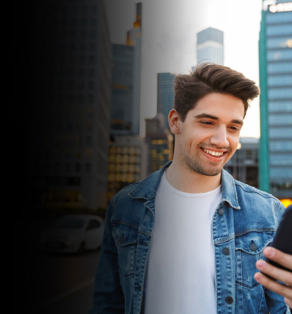 Joven revisando su celular para aplicar a la convocatorias de TP