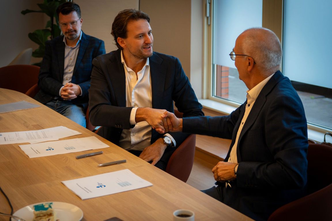 Handdruk tussen TP en Het Juridisch Loket na het ondertekenen van de vervolgsamenwerking.