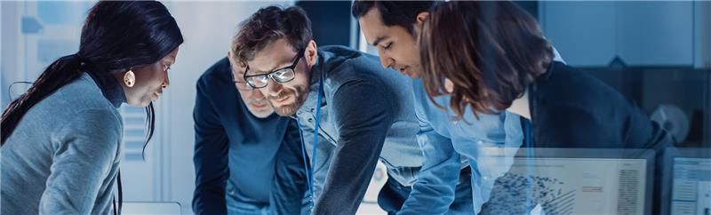 Profesionales colaborando en un entorno tecnológico, integrando personas y tecnología para ofrecer servicios digitales.