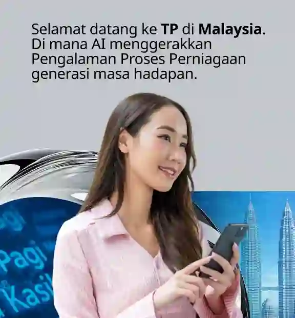 Wanita perniagaan Malaysia sedang menggunakan telefon bimbit, menggambarkan pengalaman proses perniagaan berkuasa AI.