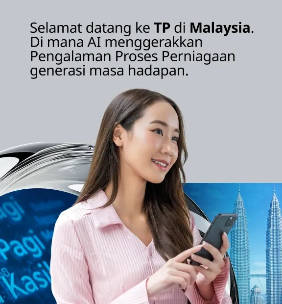Wanita perniagaan Malaysia sedang menggunakan telefon bimbit, menggambarkan pengalaman proses perniagaan berkuasa AI.