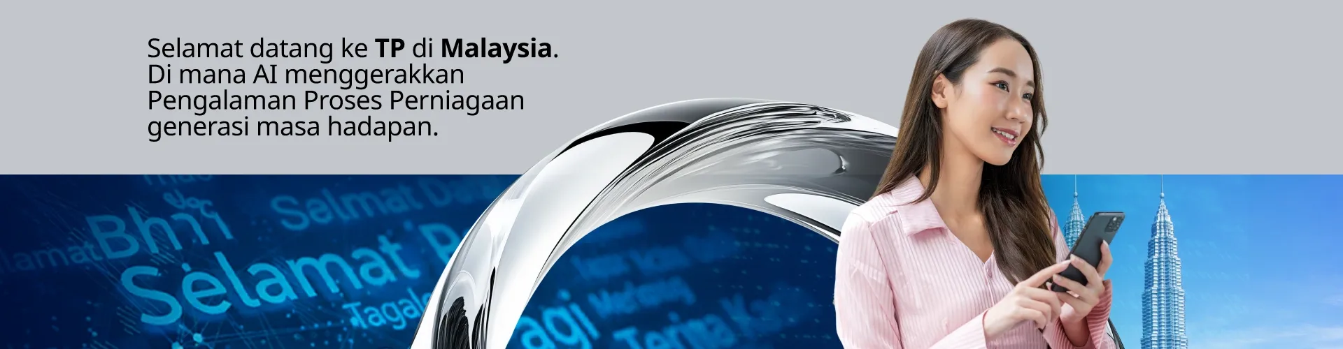 Wanita perniagaan Malaysia sedang menggunakan telefon bimbit, menggambarkan pengalaman proses perniagaan berkuasa AI.