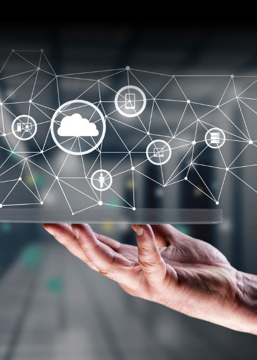 Veri merkezinde bulunan kişi, TP’nin gelişmiş çözümlerini temsil eden 3D dijital hizmet öğeleriyle.