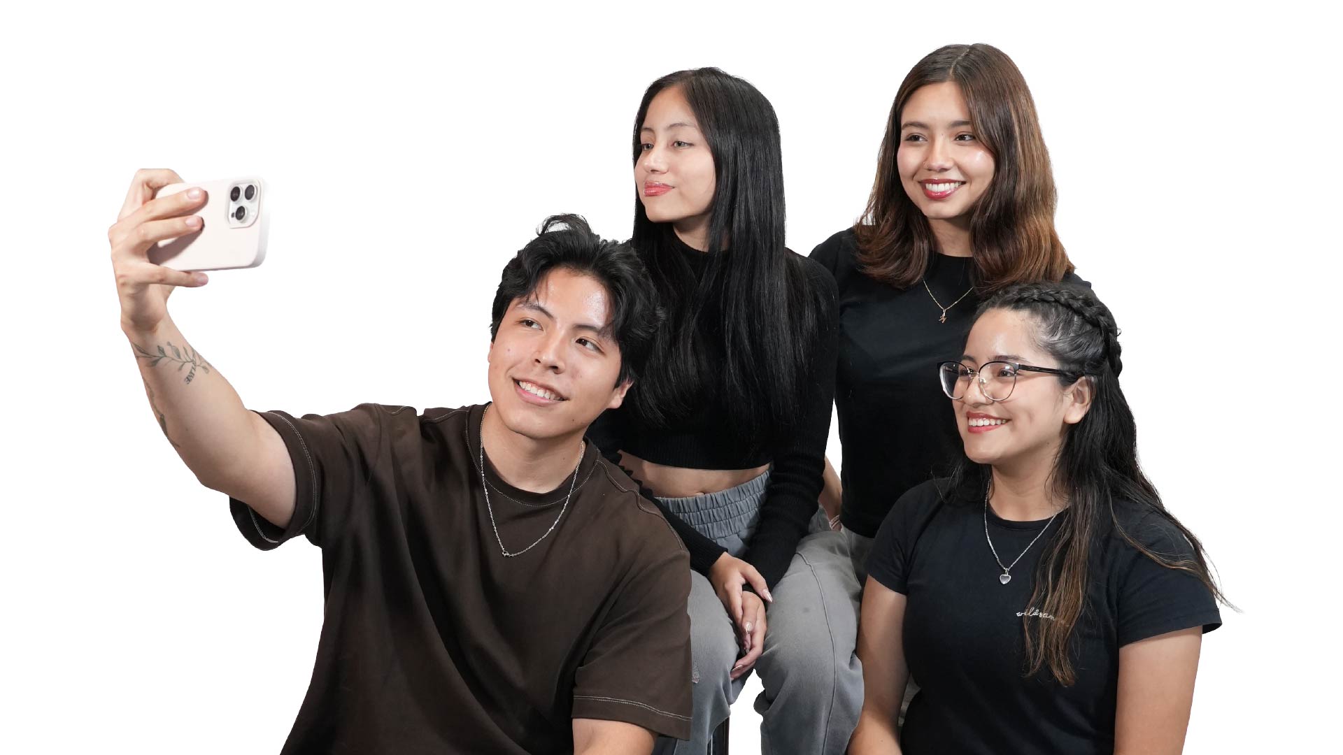 Grupo diverso de empleados de TP celebrando un logro en el área común, reflejando el valor de la diversidad y el trabajo en equipo.