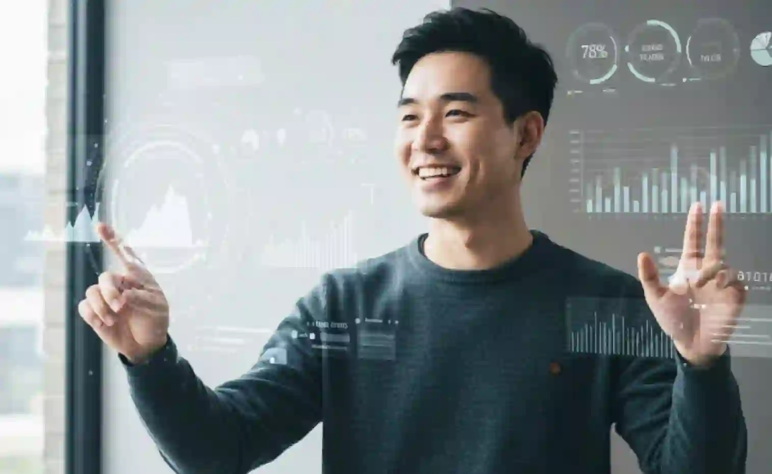 Lelaki Asia berinteraksi dengan papan pemuka 3D, menggambarkan peningkatan jualan dengan Revenue-as-a-Service.
