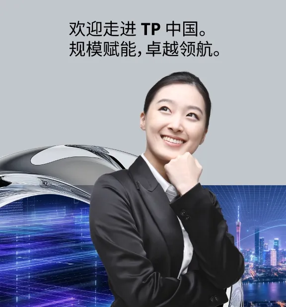 一个托腮微笑的女生，穿着西装，后面背景是一个圆环