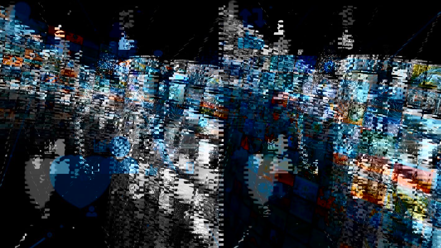 Mosaïque d’écrans numériques illustrant la diffusion de contenus et la connectivité des données.