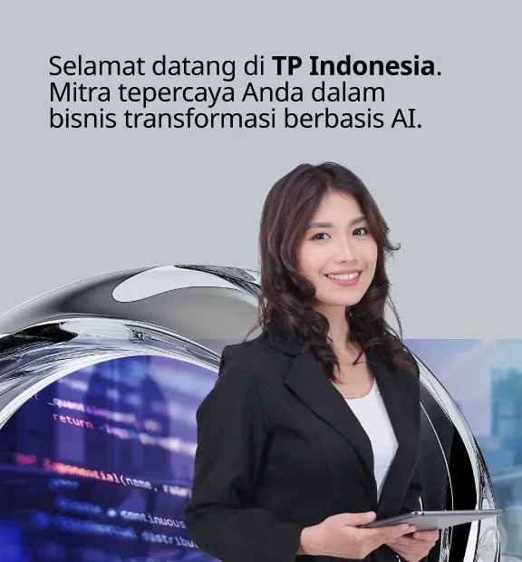 Wanita memegang ponsel dengan spanduk yang menyambut TP di Indonesia, menyoroti transformasi digital berbasis AI.