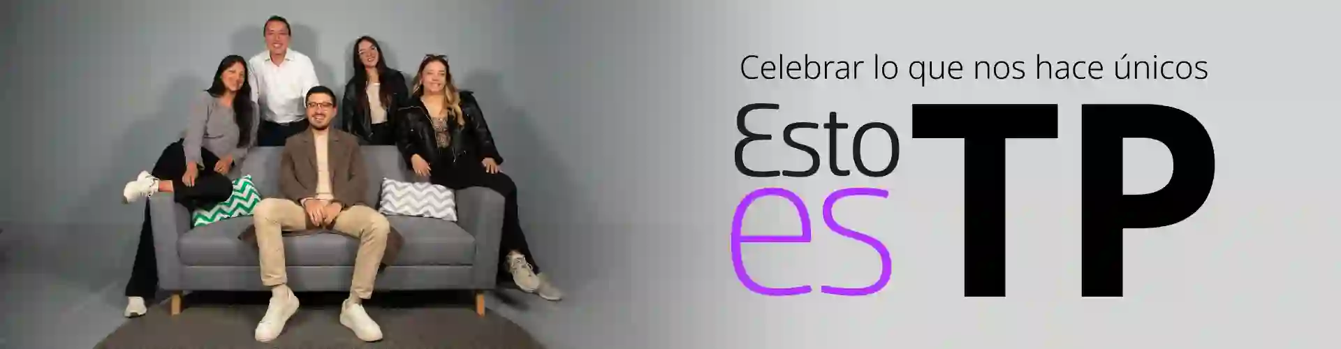 Seis compañeros sonrientes sentados en un sofá con el texto "Celebrar lo que nos hace únicos. Esto es TP".