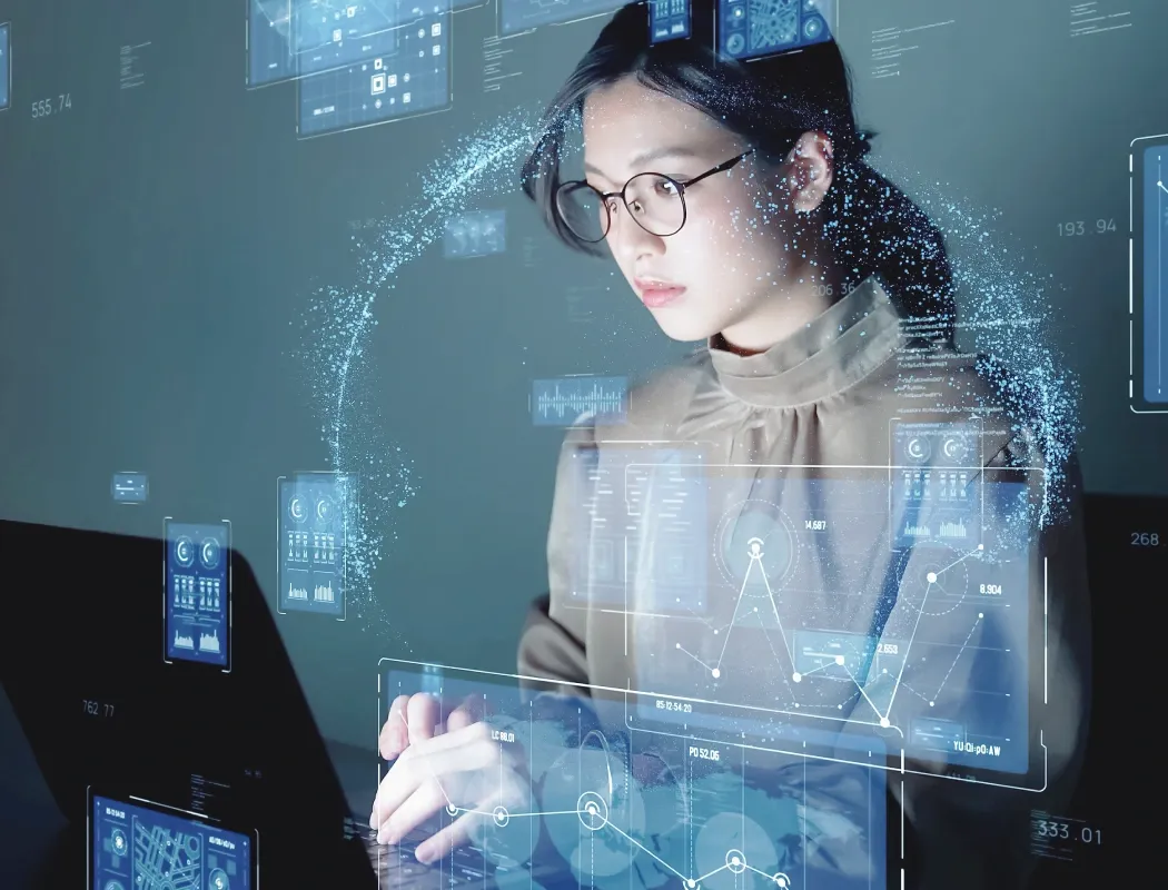 一个戴眼镜的女生正在认真的工作